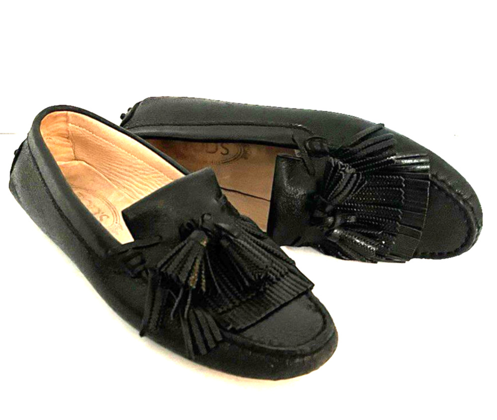TODS WOMANS BLACK LEATHER TASSEL DRIVING SHOES. EURO 37.5, USA SIZE 5